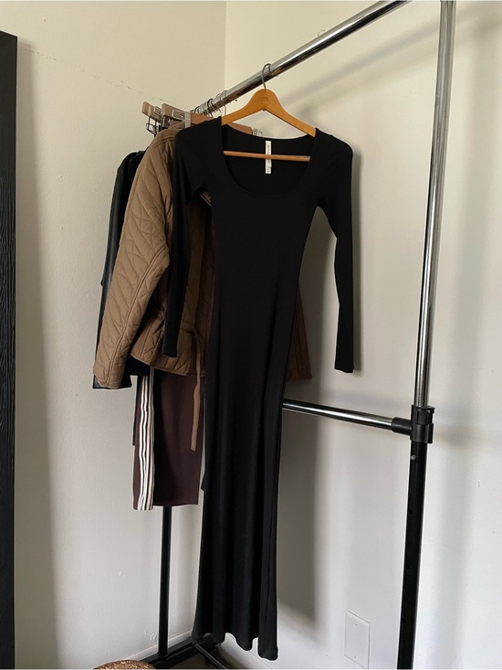 Aritzia Dresses & Skirts - Aritzia Black Long Sleeve Scoop-Neck Maxi Dress